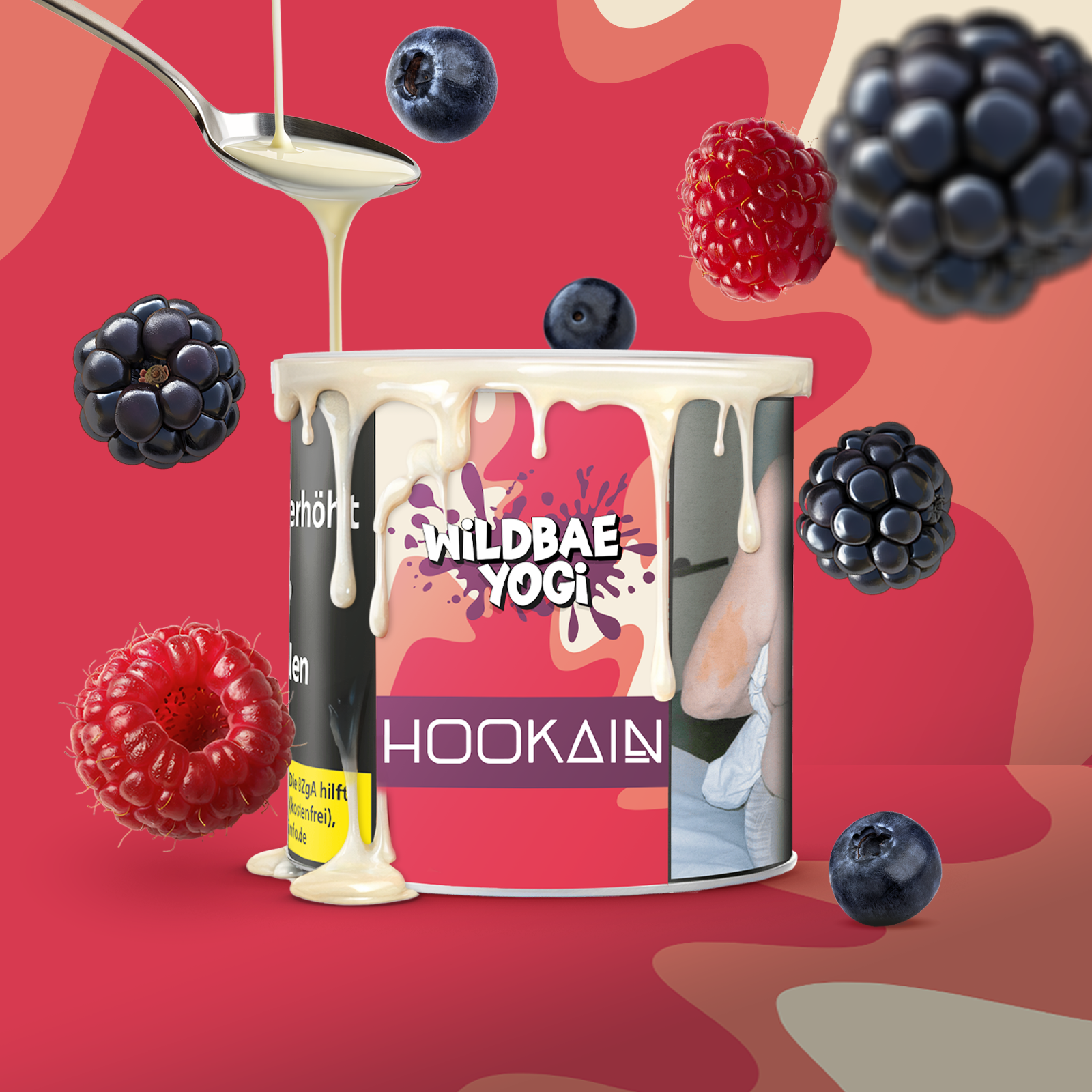 Eine runde 100-g-Dose Hookain Wildbae Yogi Shisha Tabak mit markantem Etikett steht zentral im Bild und zeigt die Sorte f&uuml;r ein cremig-fruchtiges Beerenaroma 1