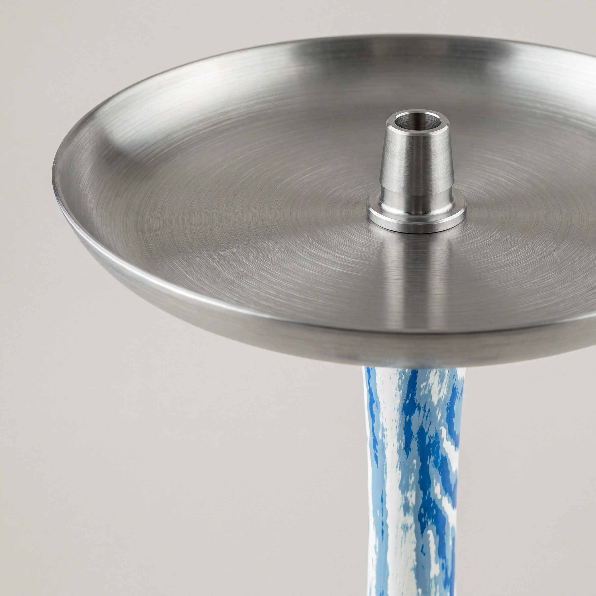 Kohleteller aus geb&uuml;rstetem Edelstahl mit Kopfadapter &uuml;ber dem wei&szlig;-blauen Hals, schr&auml;g von oben