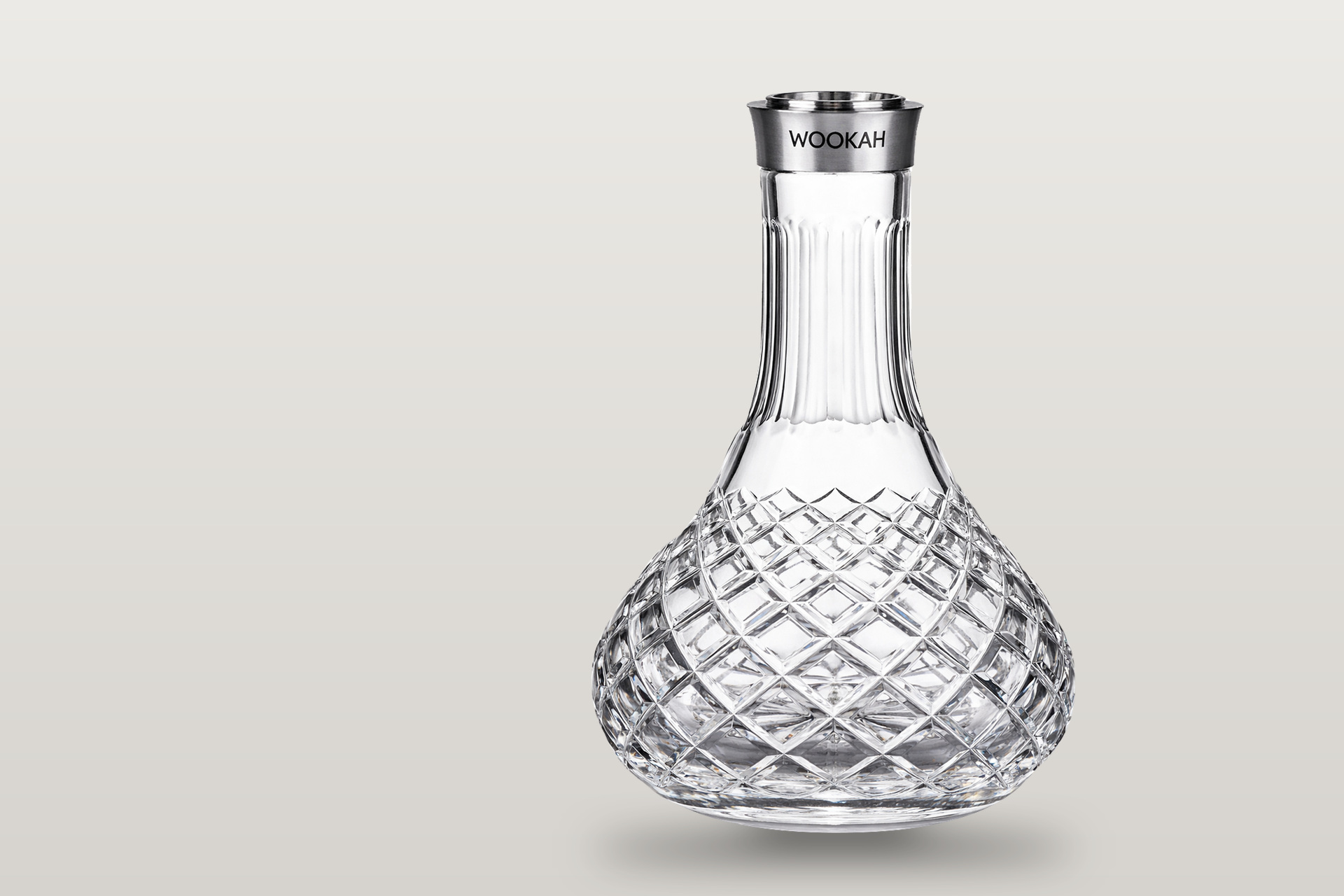 Kristallvase Mastercut Check mit Edelstahlring WOOKAH auf hellgrauer Fl&auml;che