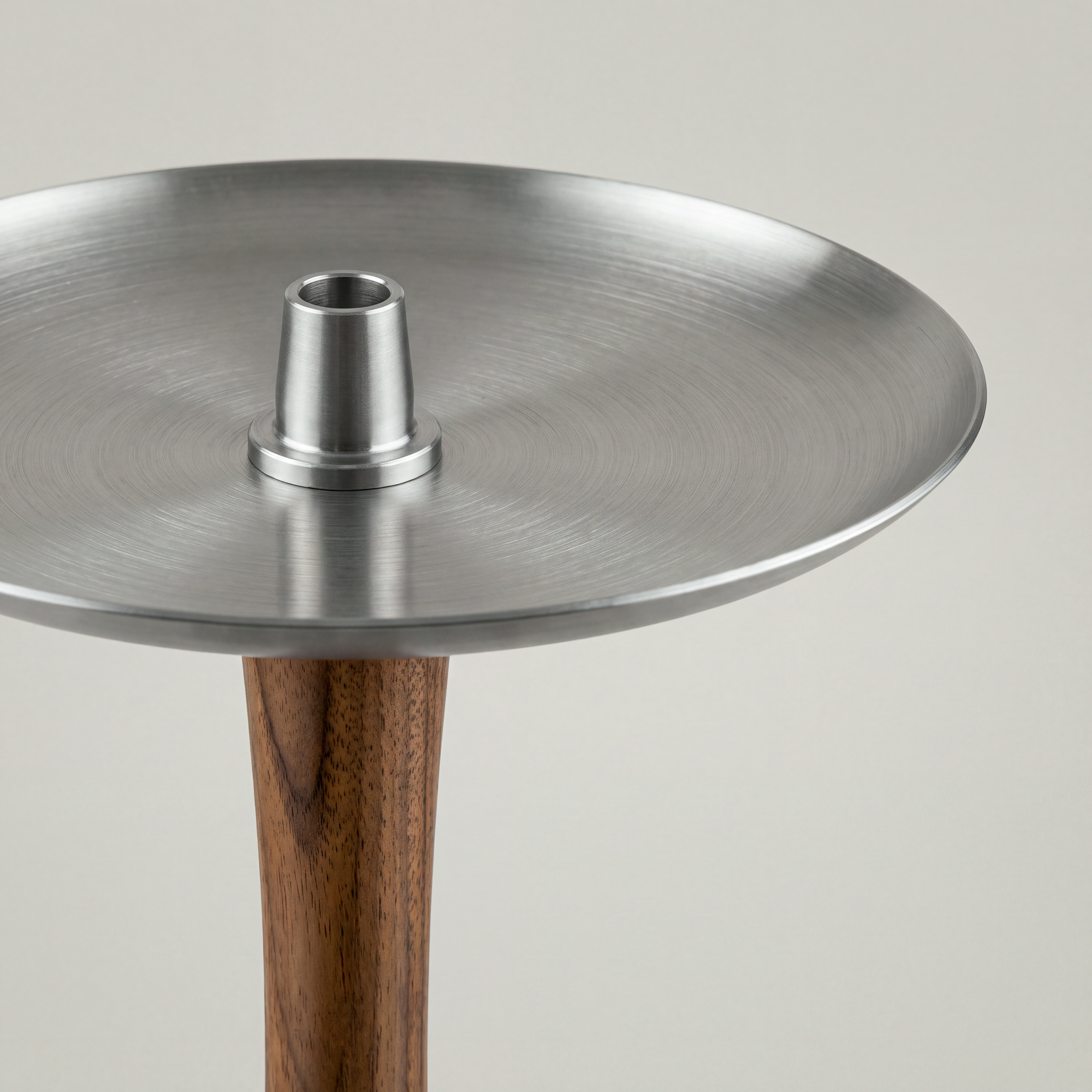 Kohleteller aus geb&uuml;rstetem Edelstahl mit Kopfadapter &uuml;ber dem Nussbaum-Hals der Wookah Body Walnut
