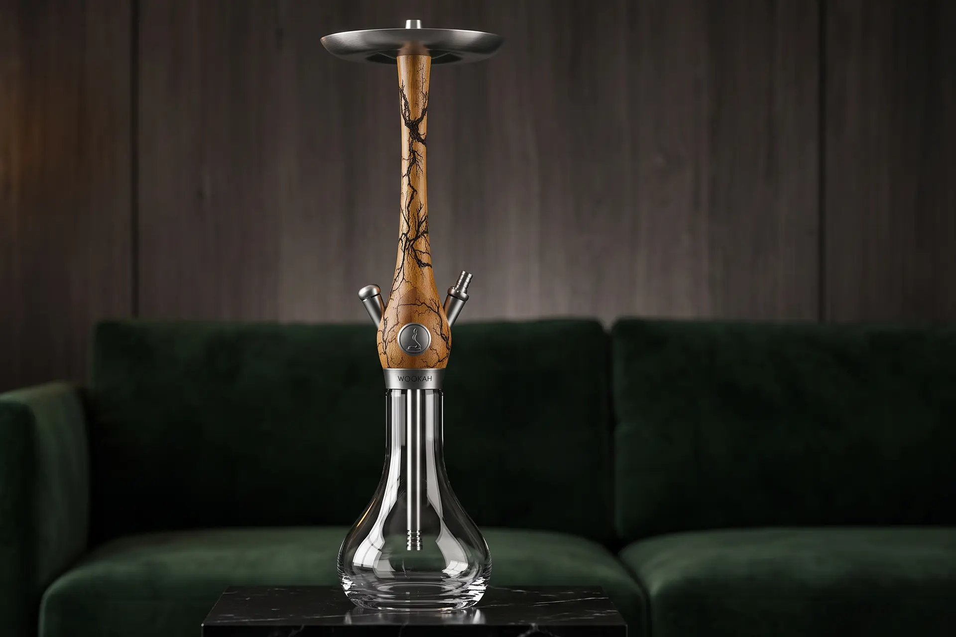 Wookah Body Grom Iroko auf klarer Vase vor gr&uuml;nem Samtsofa in einer dunklen Lounge