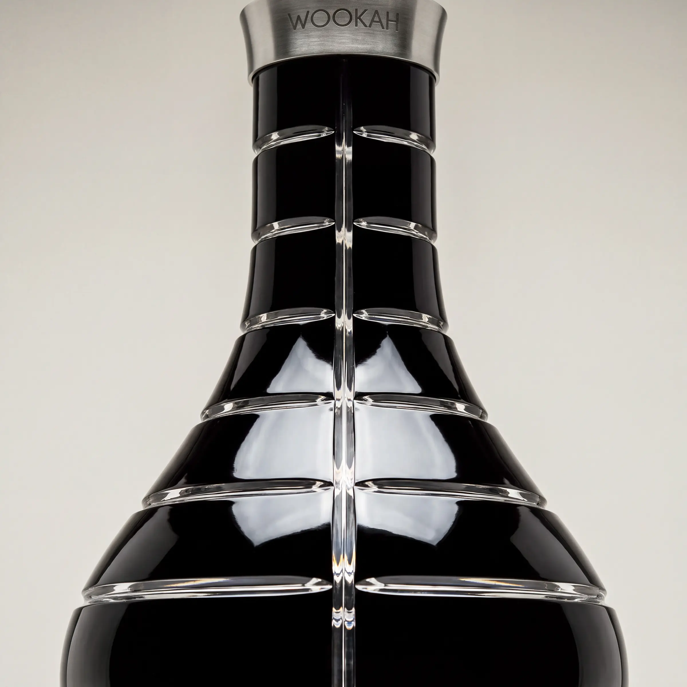 Nahaufnahme der schwarze Vase Mastercut Striped Black mit klaren Ringschliffen und L&auml;ngsschliff vor hellgrauem Grund