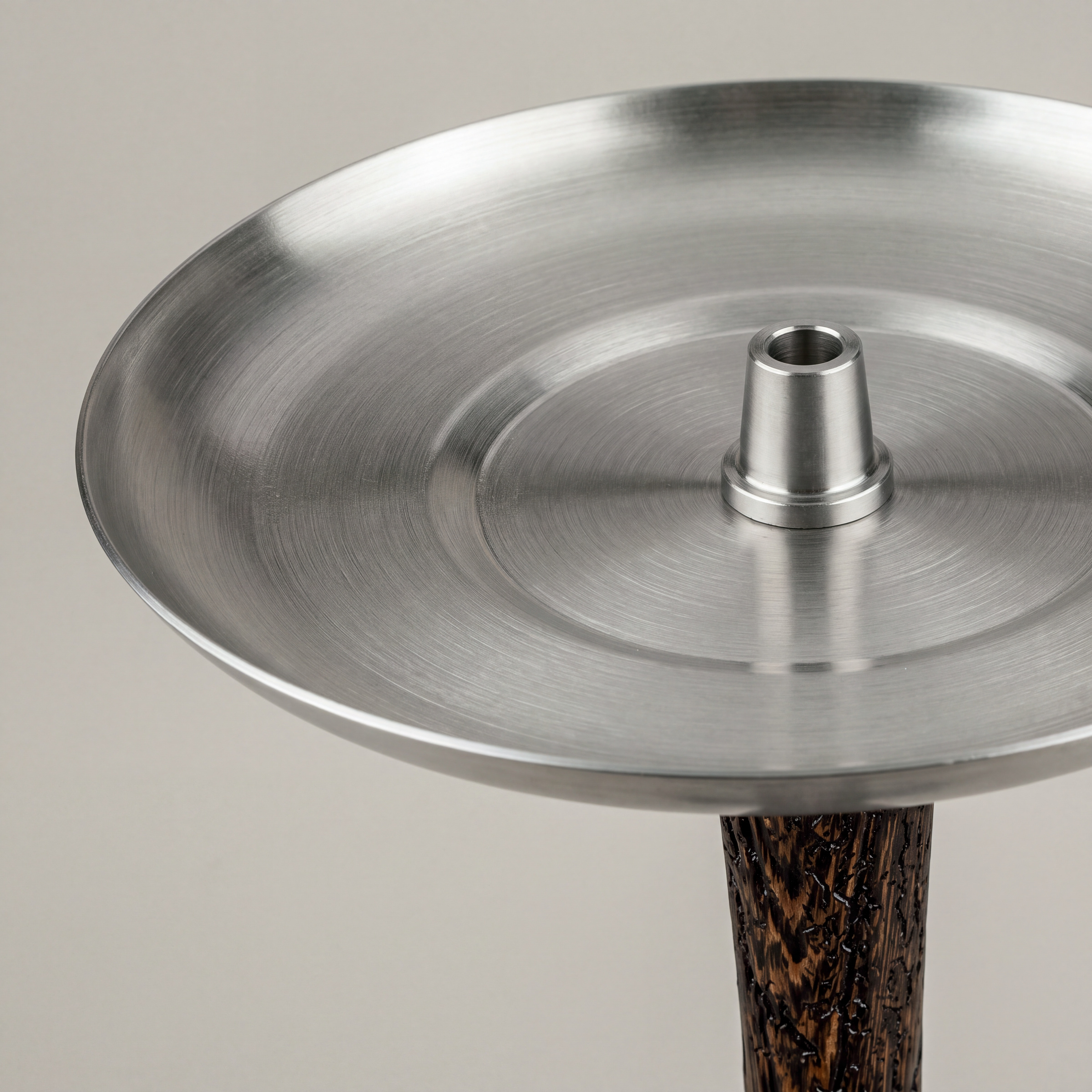 Wookah Body Grom Wenge von schr&auml;g oben: Edelstahl-Kohleteller mit Kopfadapter &uuml;ber dem ge&auml;tzten Wengehals