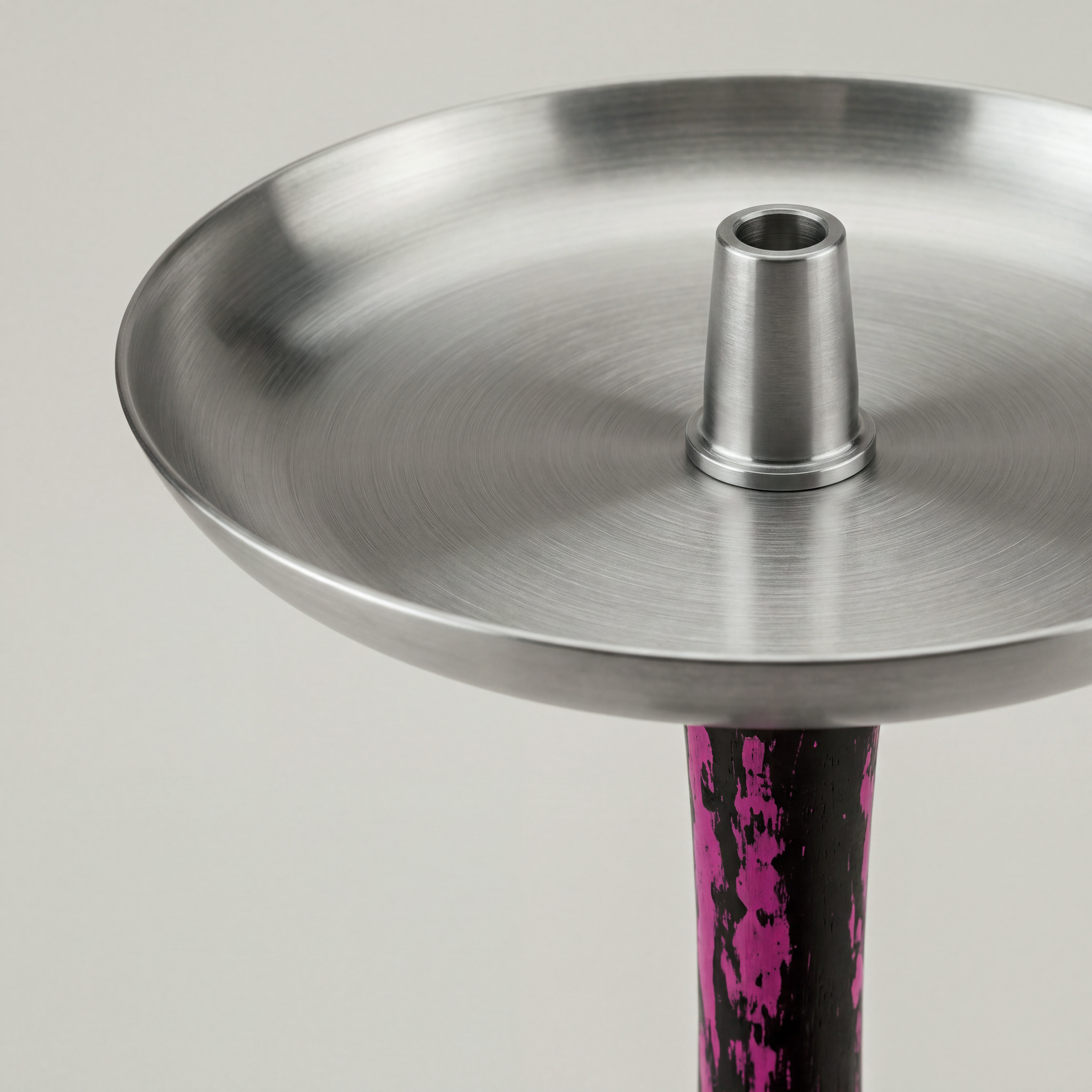 Kohleteller aus geb&uuml;rstetem Edelstahl mit Kopfadapter &uuml;ber dem schwarz-pinken Hals, schr&auml;g von oben