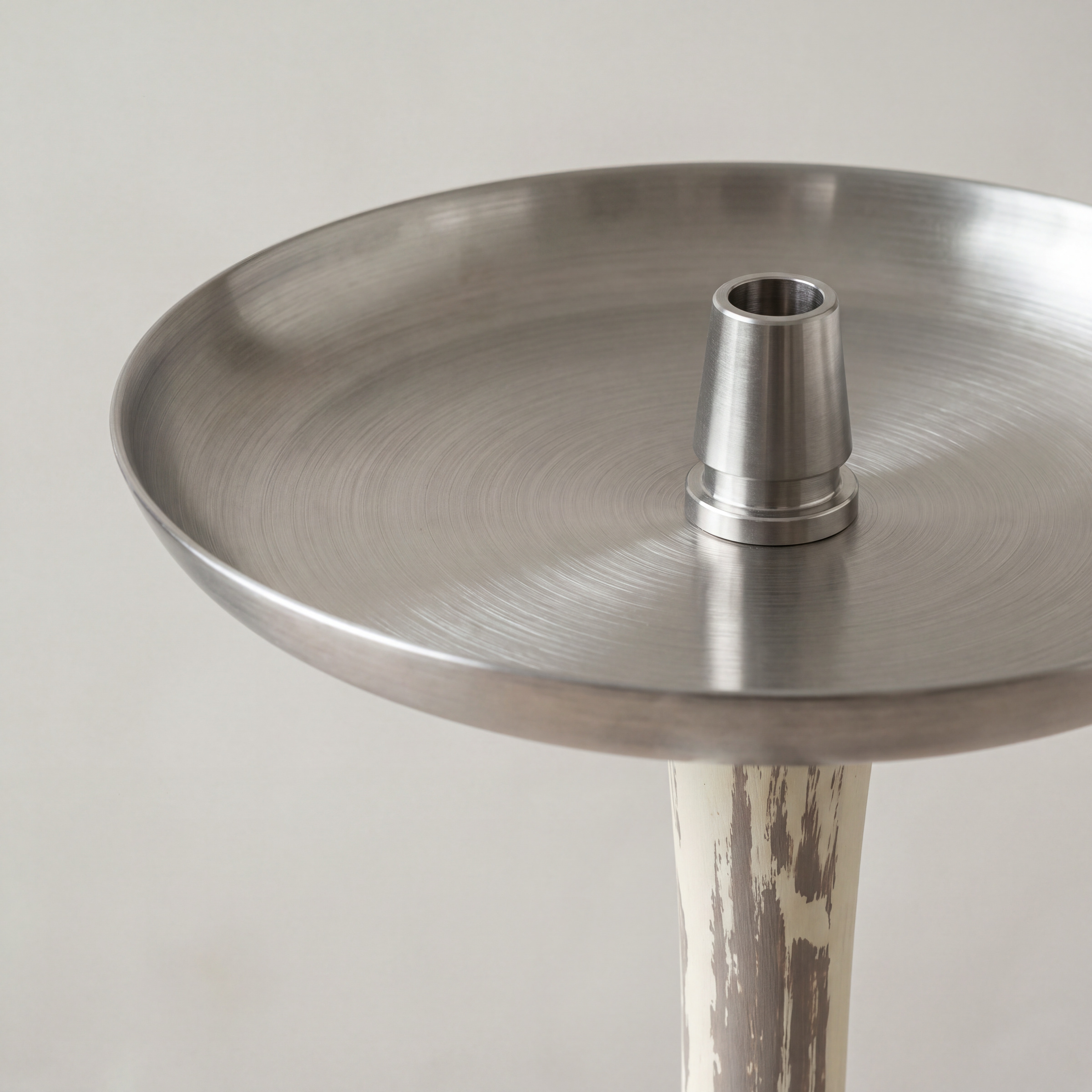Kohleteller aus geb&uuml;rstetem Edelstahl mit Kopfadapter &uuml;ber dem hellen, gewellten Hals, schr&auml;g von oben
