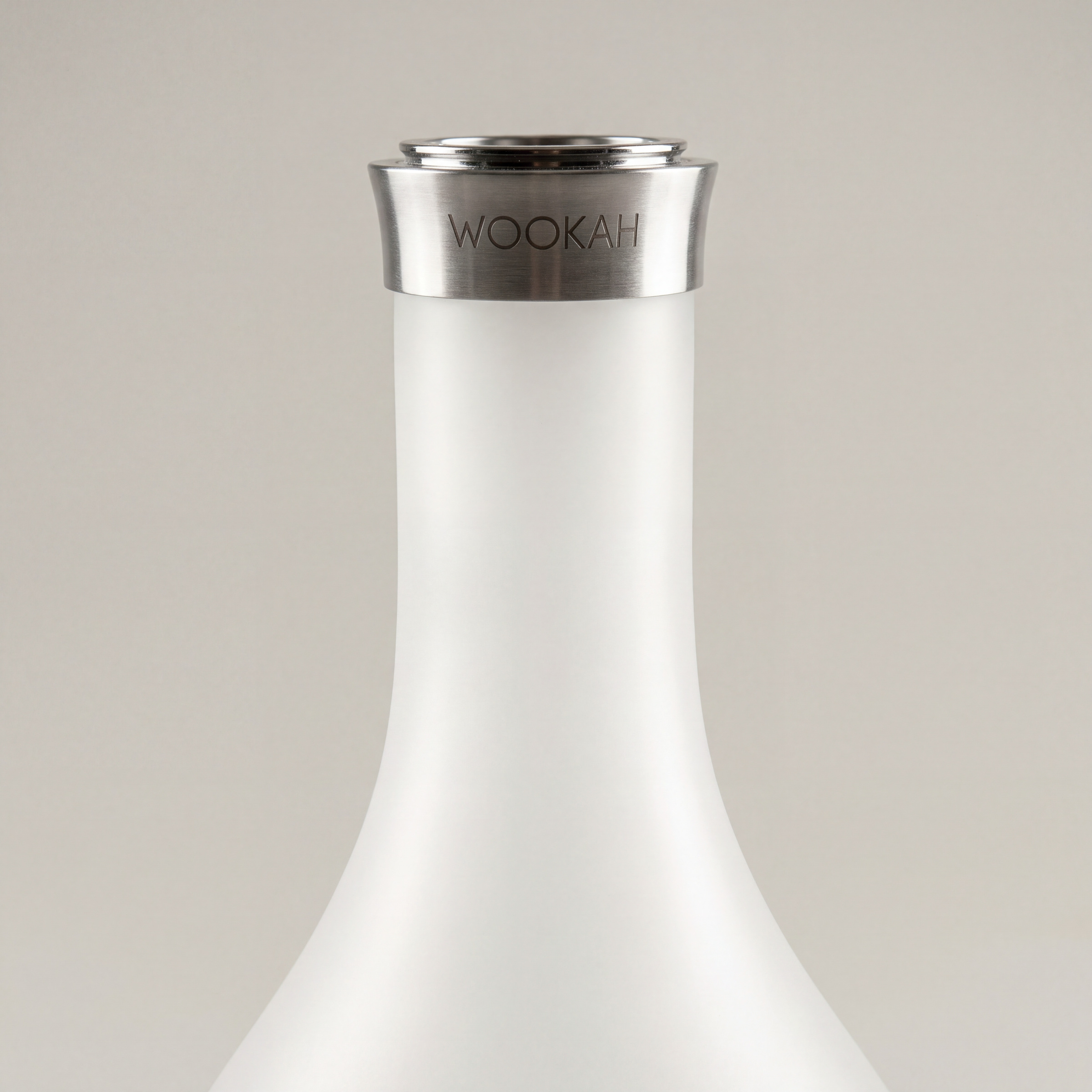 Detail: satiniertes wei&szlig;es Glas der Vase Misty Smooth mit Edelstahlring und WOOKAH-Gravur