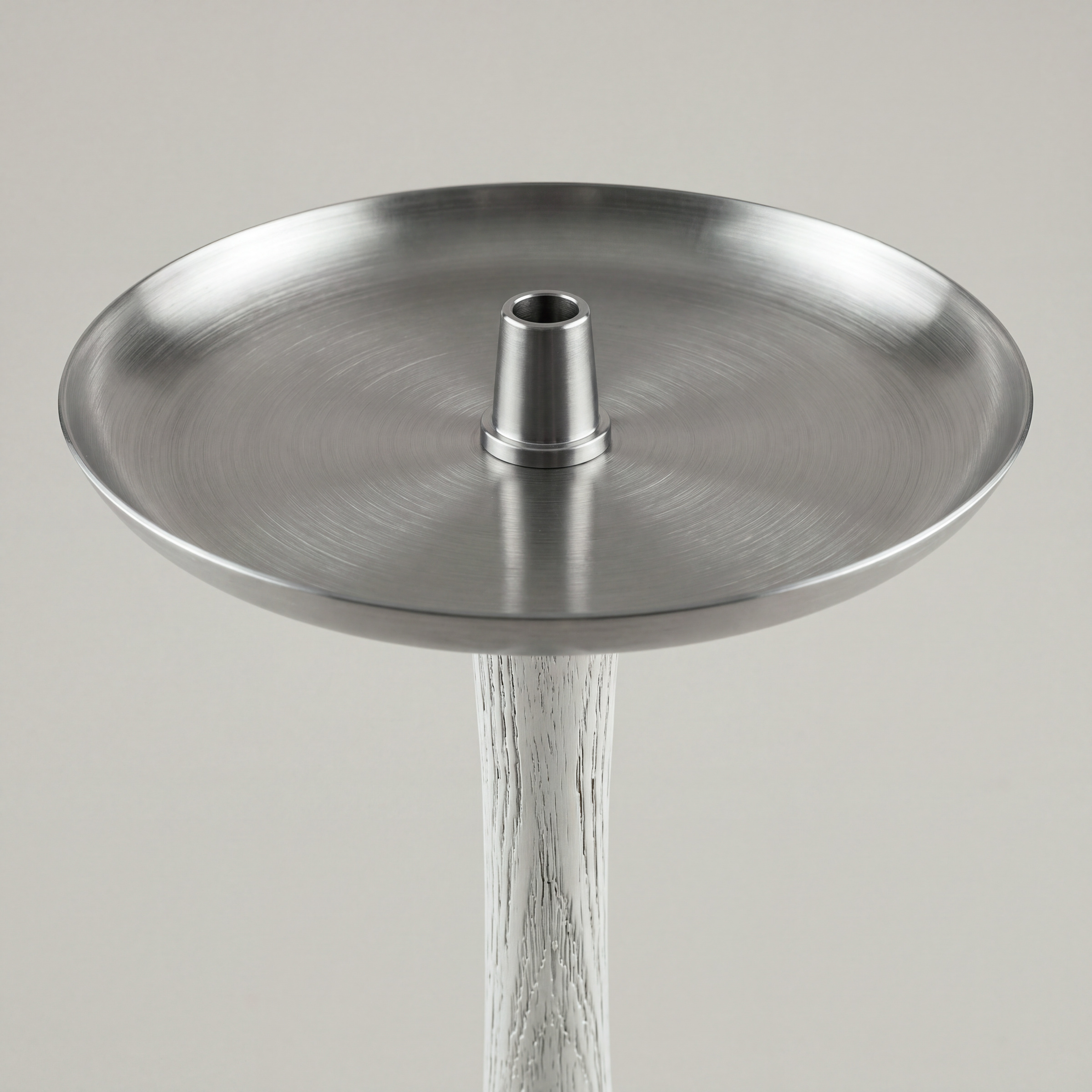 Kohleteller aus geb&uuml;rstetem Edelstahl mit Kopfadapter &uuml;ber dem wei&szlig; strukturierten Hals, schr&auml;g von oben