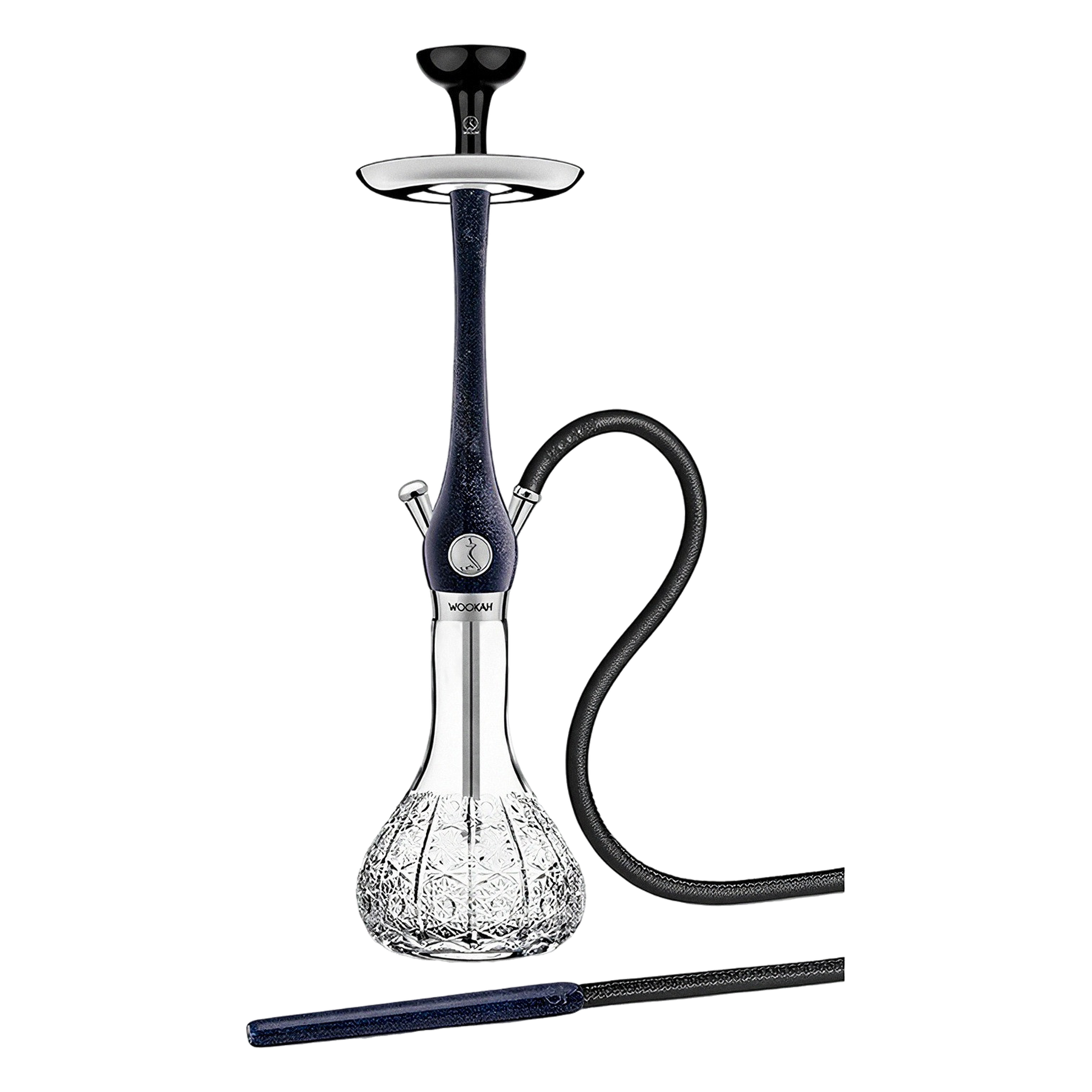 Shisha Exclusive Galaxy mit dunkelblau schimmerndem Body, Vase Starry Sky und schwarzem Lederschlauch, freigestellt