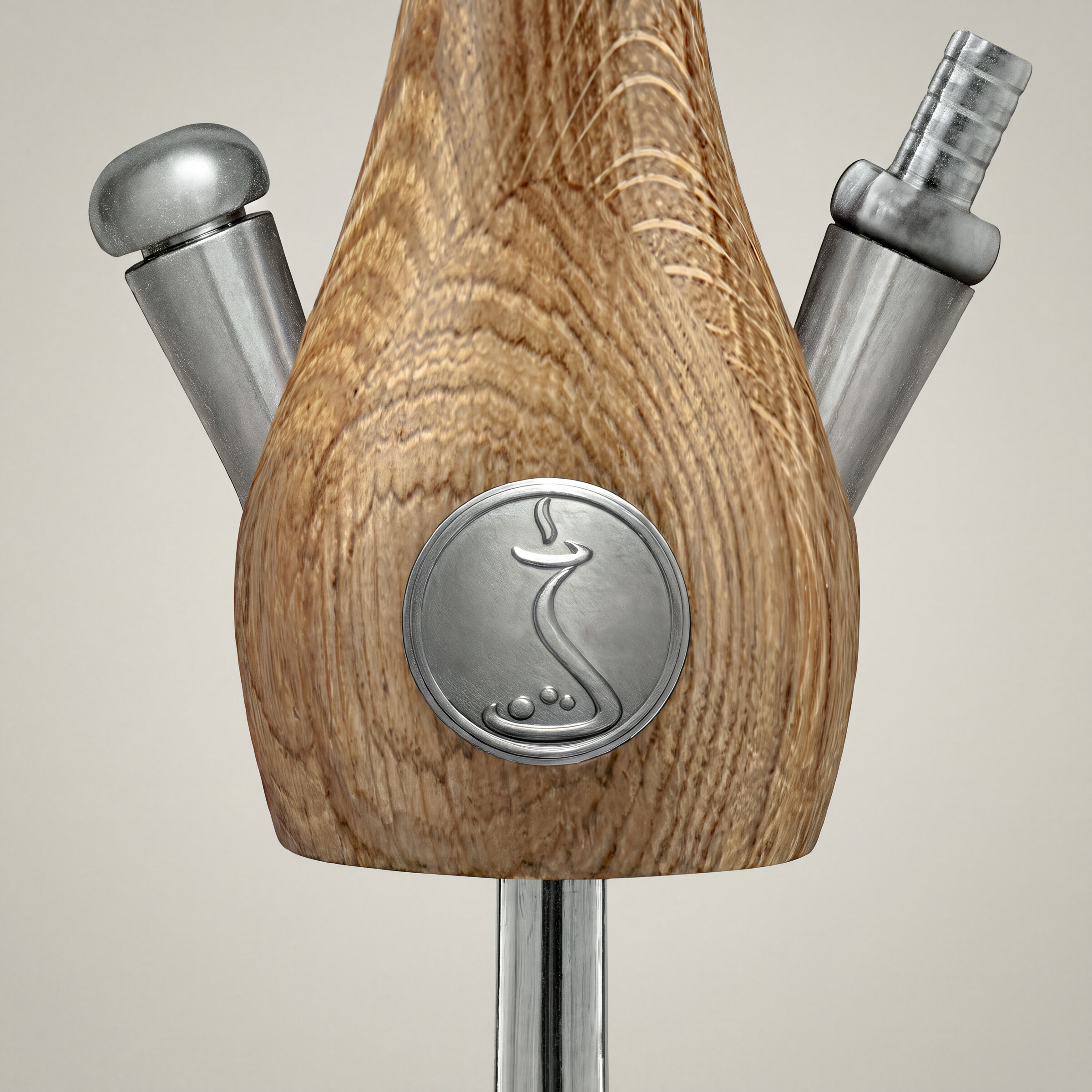 Detail: gepr&auml;gtes Edelstahl-Medaillon, Ventil und Schlauchanschluss am Eichenbauch des WOOKAH Body Oak