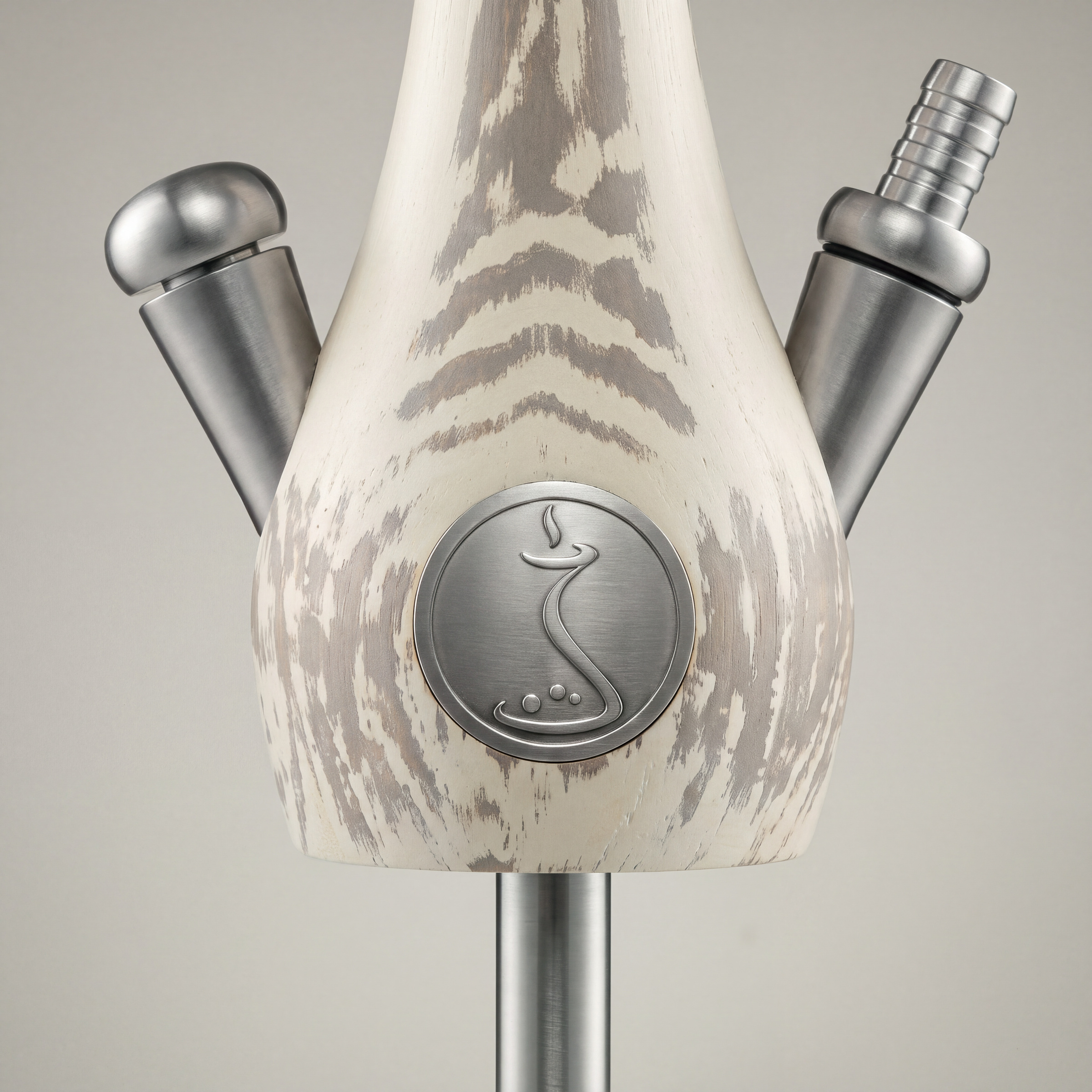 Elfenbeinfarbener Bauch mit graubraunen Wellen, Edelstahl-Medaillon, Ventil und Schlauchanschluss im Studio
