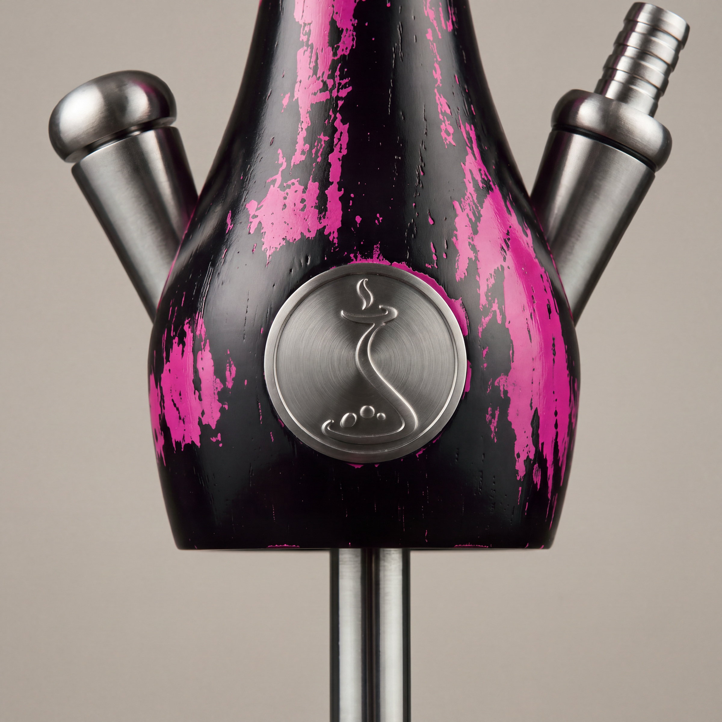 Schwarz-pinker Bauch mit Edelstahl-Medaillon, Ventil und geripptem Schlauchanschluss im hellen Studio