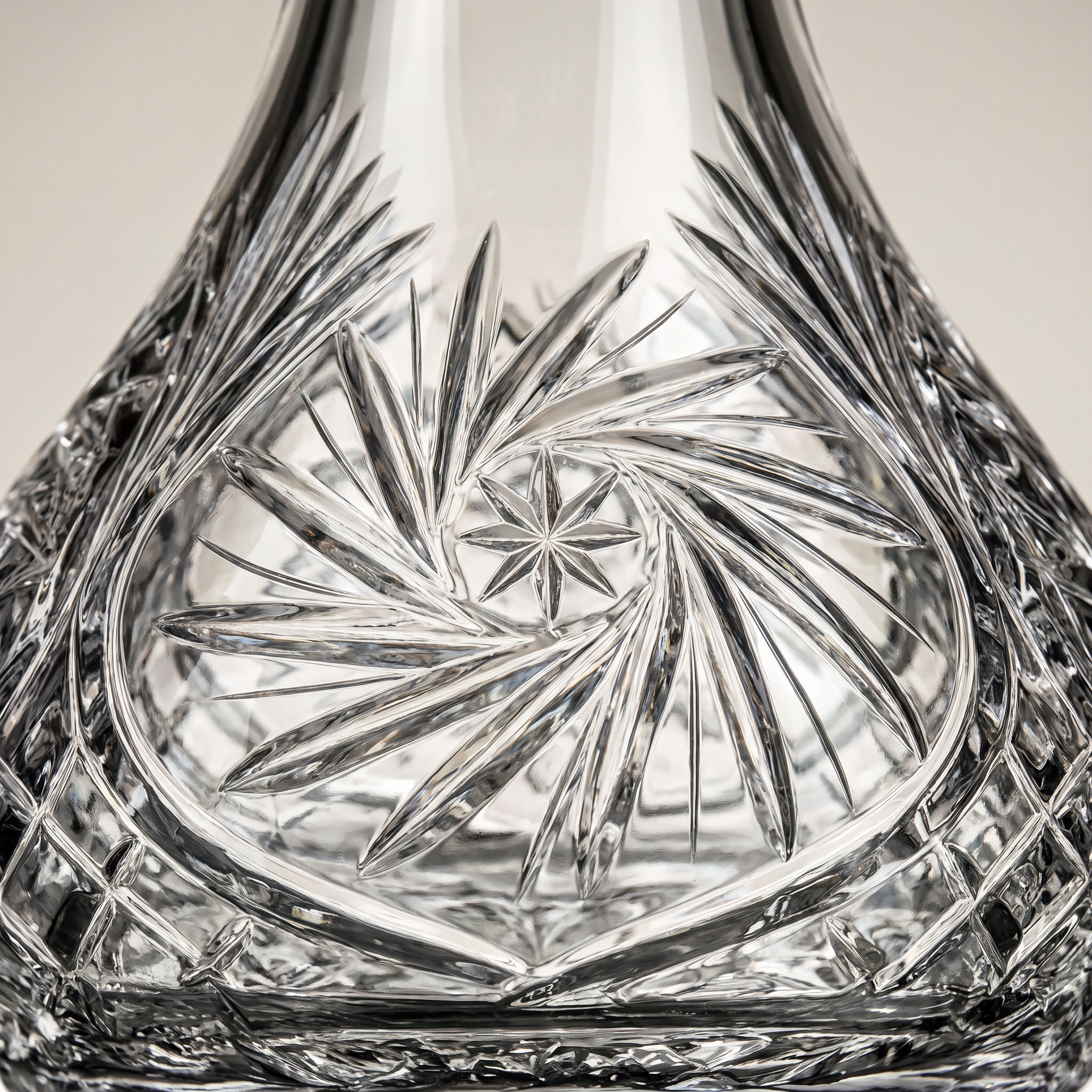 Nahaufnahme der Kristallvase Mastercut Mill Clear mit Windrad-Rosette vor hellgrauem Grund