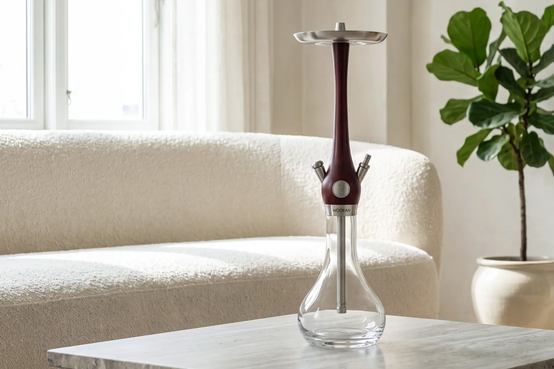 Burgunderroter Wookah Body auf der Glasvase Smooth Clear vor heller Boucl&eacute;-Couch und Geigenfeige