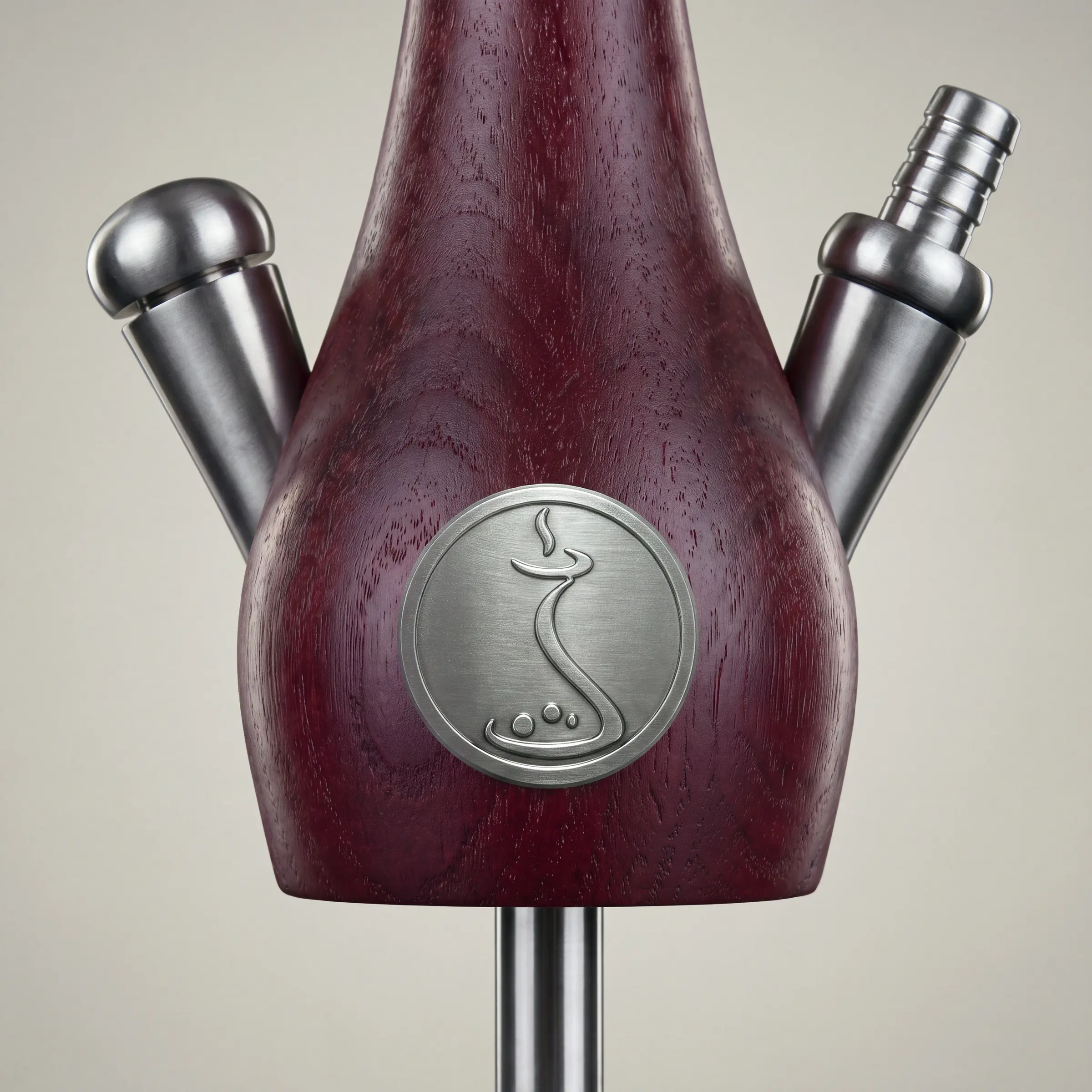 Burgunderroter Bauch des Wookah Body mit Edelstahl-Medaillon, Ventil und geripptem Schlauchanschluss im hellen Studio