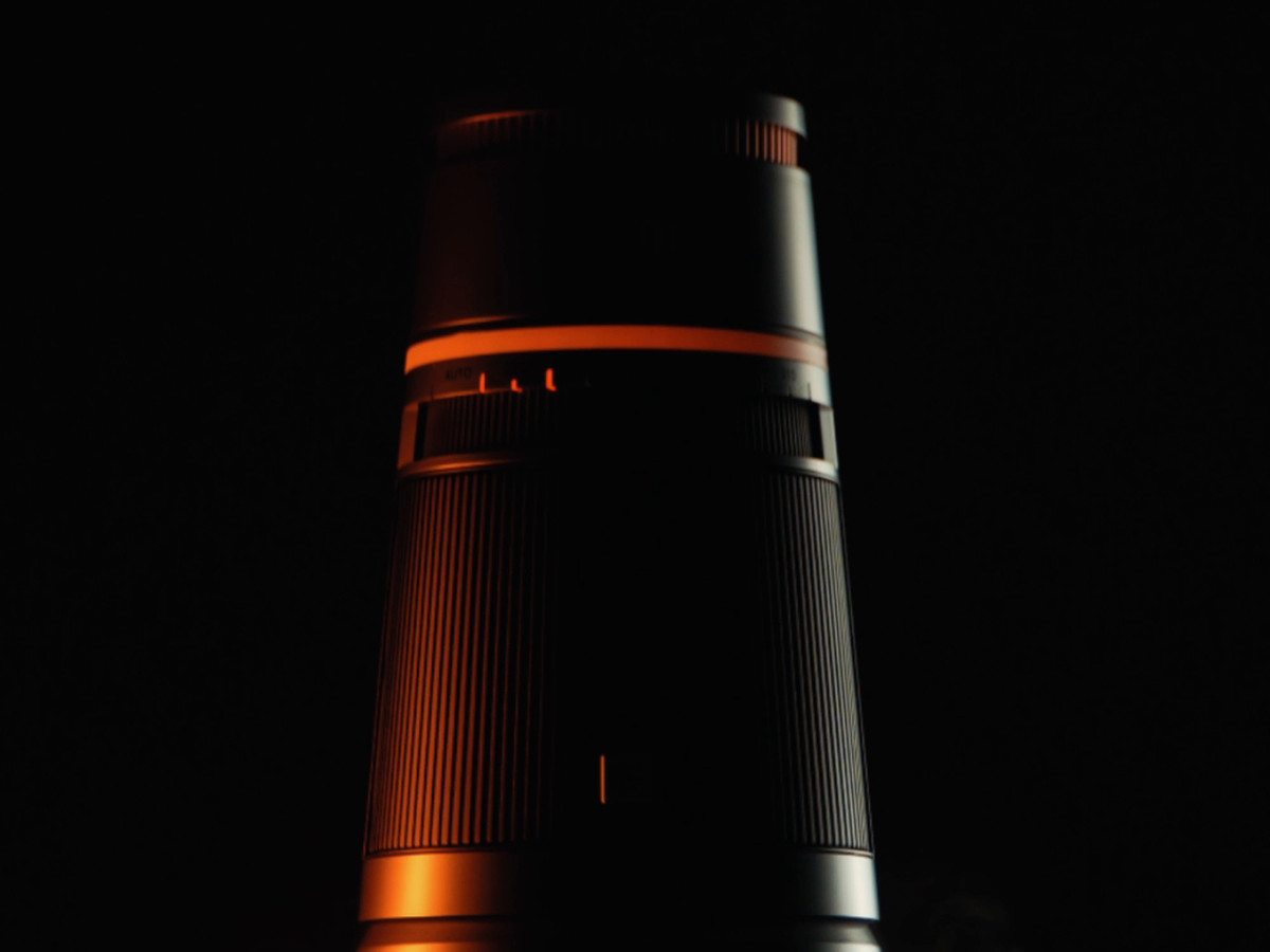 shii Ink Black im Dunkeln mit orange leuchtendem Lichtring