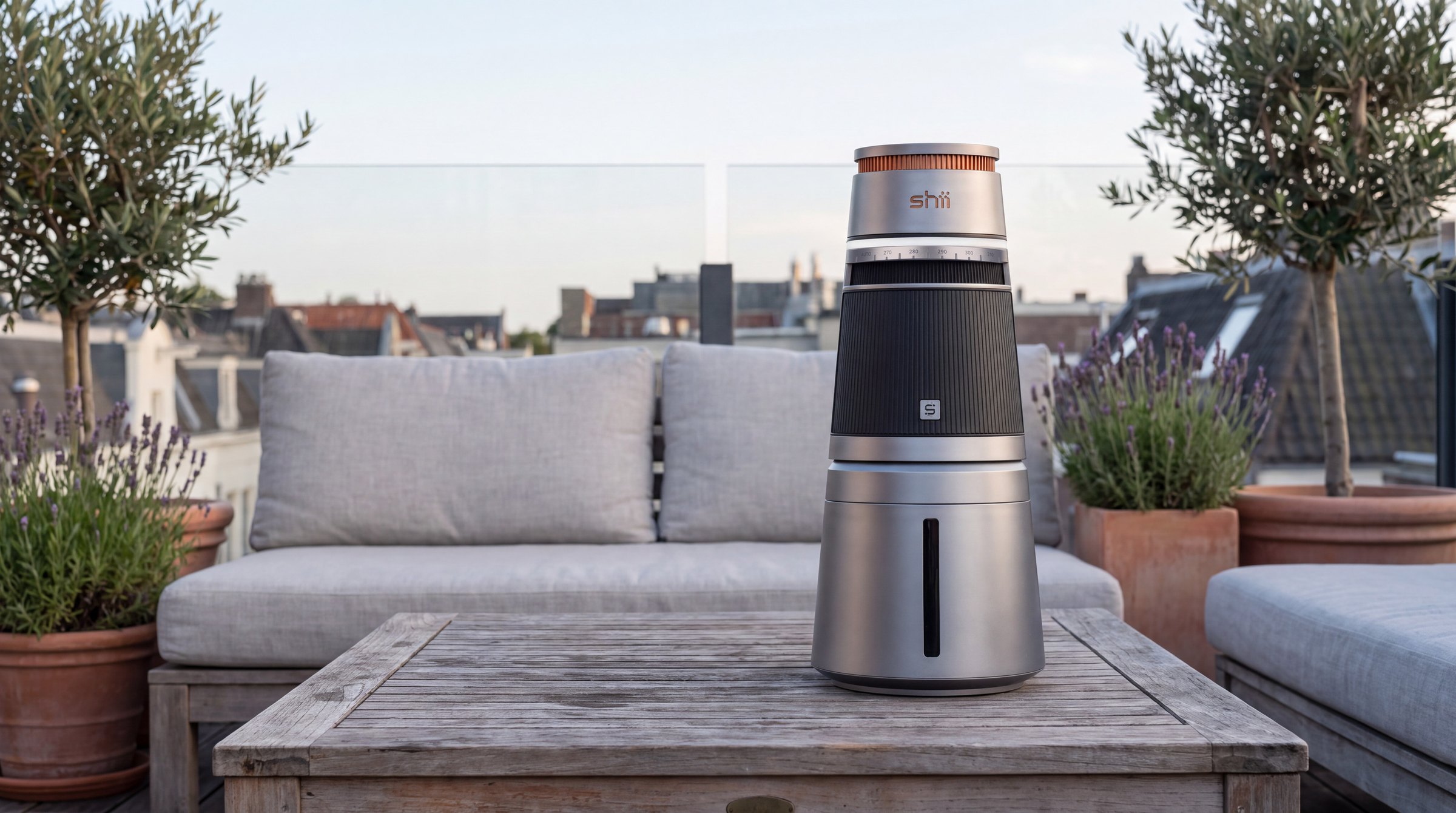 shii Silk Gray auf einem Teak-Tisch auf der Dachterrasse