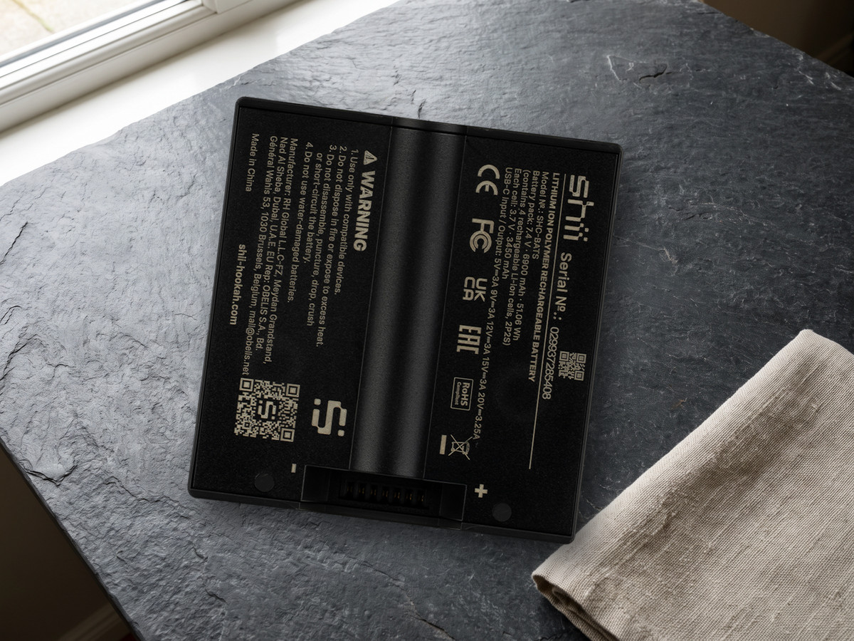 Kontaktseite der shii Battery S mit Typenschild SHC-BATS, 7,4 V, 6900 mAh, 51,06 Wh