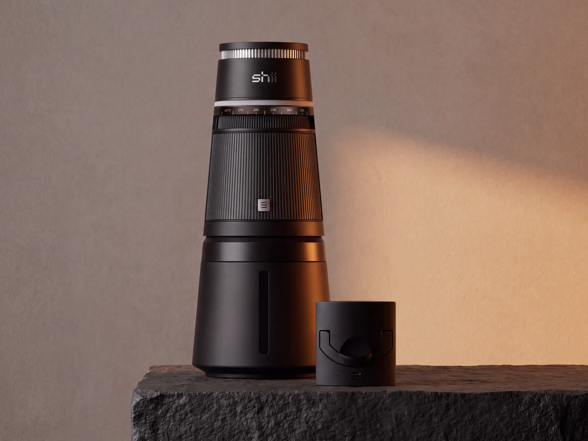 shii Hot-Swap-Set in Ink Black: E-Shisha mit zus&auml;tzlicher Battery L auf einem Steinblock